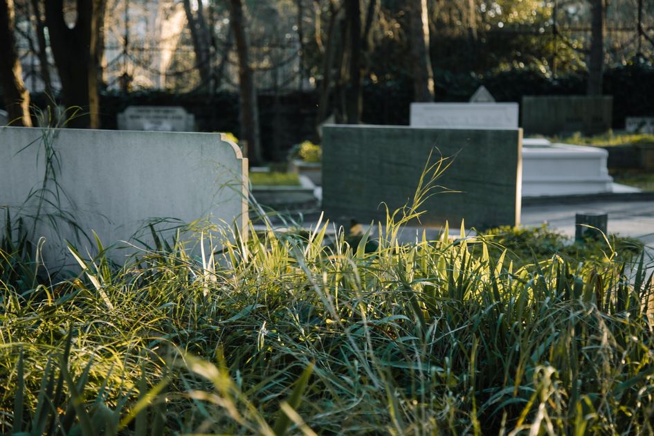 Pintores del cementerio de Daule reportan baja demanda por lluvias antes del Día de los Fieles Difuntos