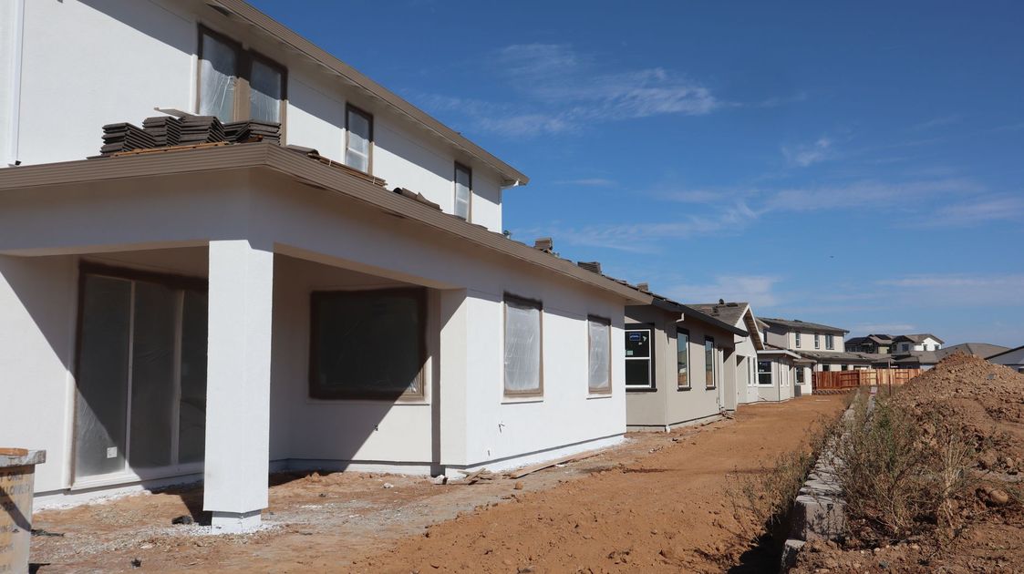 Avanza construcción de bordillos en Durán tras instalación de redes de agua