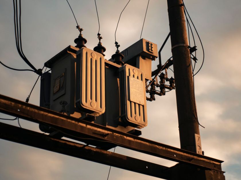 CNEL EP reemplaza transformador y restablece luz en Ciudadela del Norte de Milagro