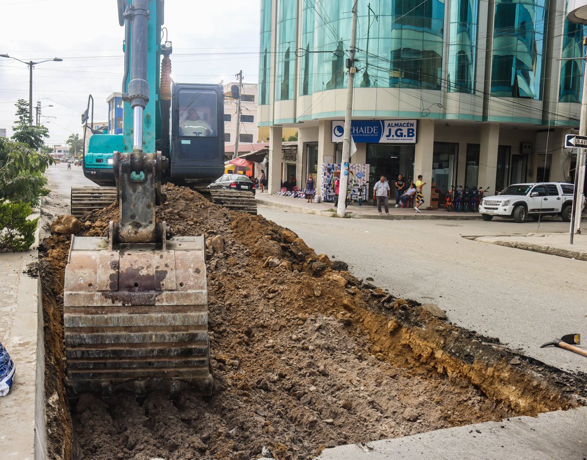 La Alcaldía de Playas interviene Av. 15 de Agosto con nueva carpeta asfáltica