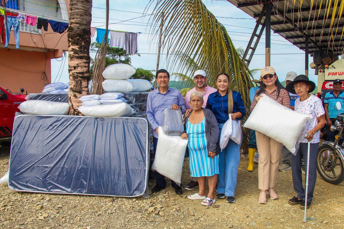 Entrega de kits de dormir a familias de Lechugal tras temporal invernal