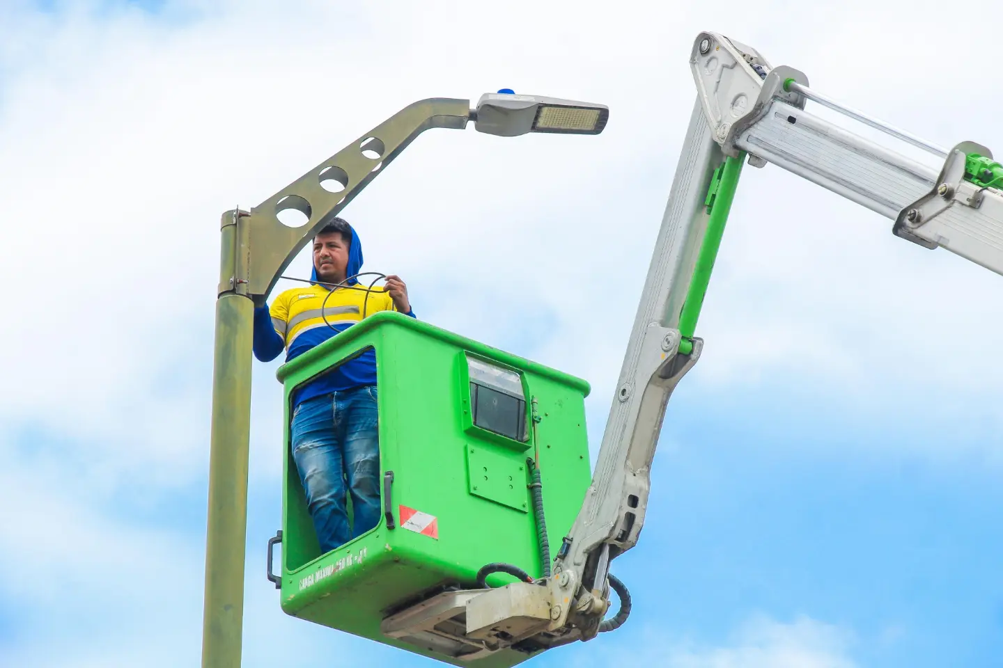 Alcaldía de Daule repara luminarias dañadas para mejorar iluminación en la cabecera