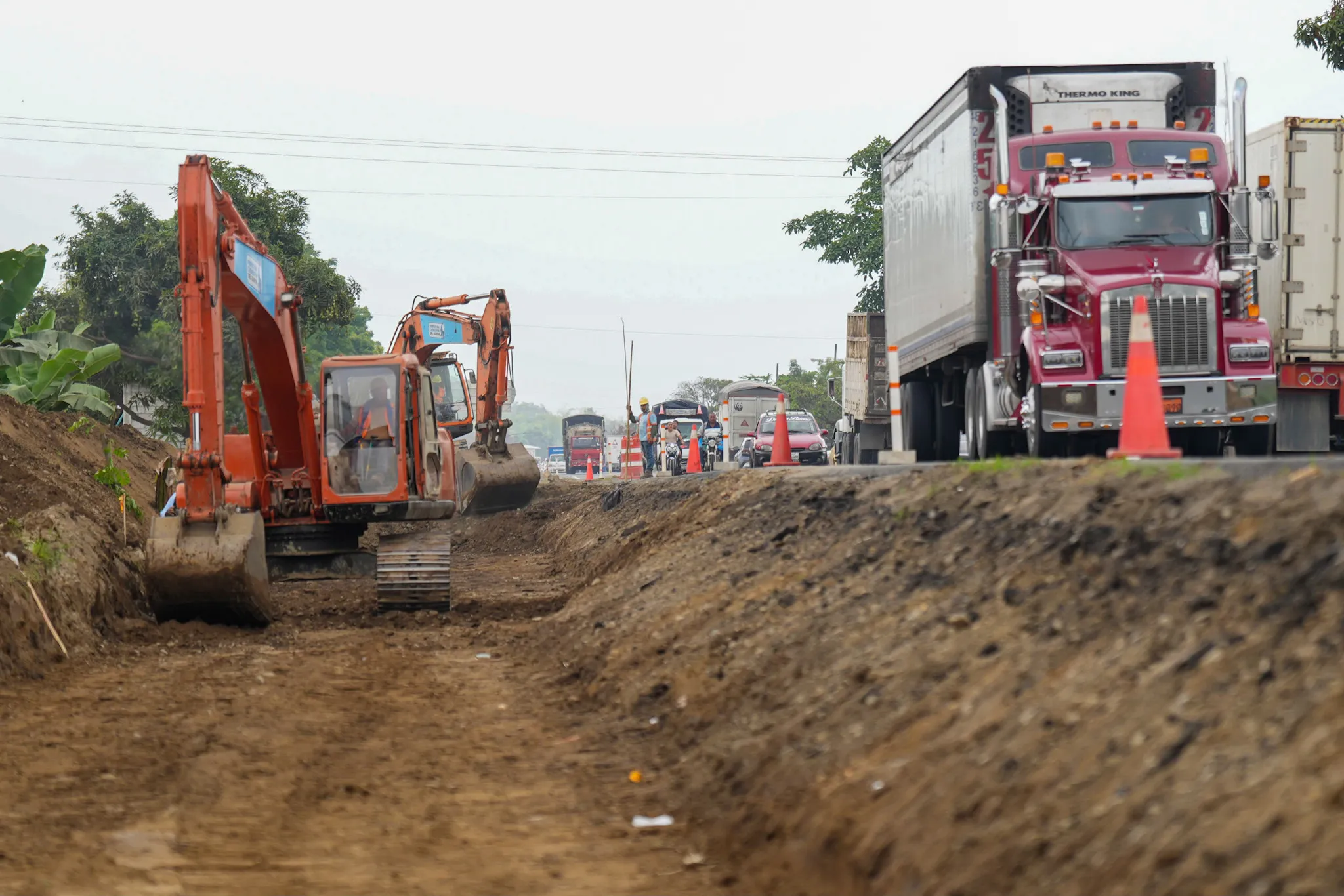 Prefectura del Guayas amplía a 4 carriles la vía Durán-Jujan para aliviar el tráfico en Tres Postes