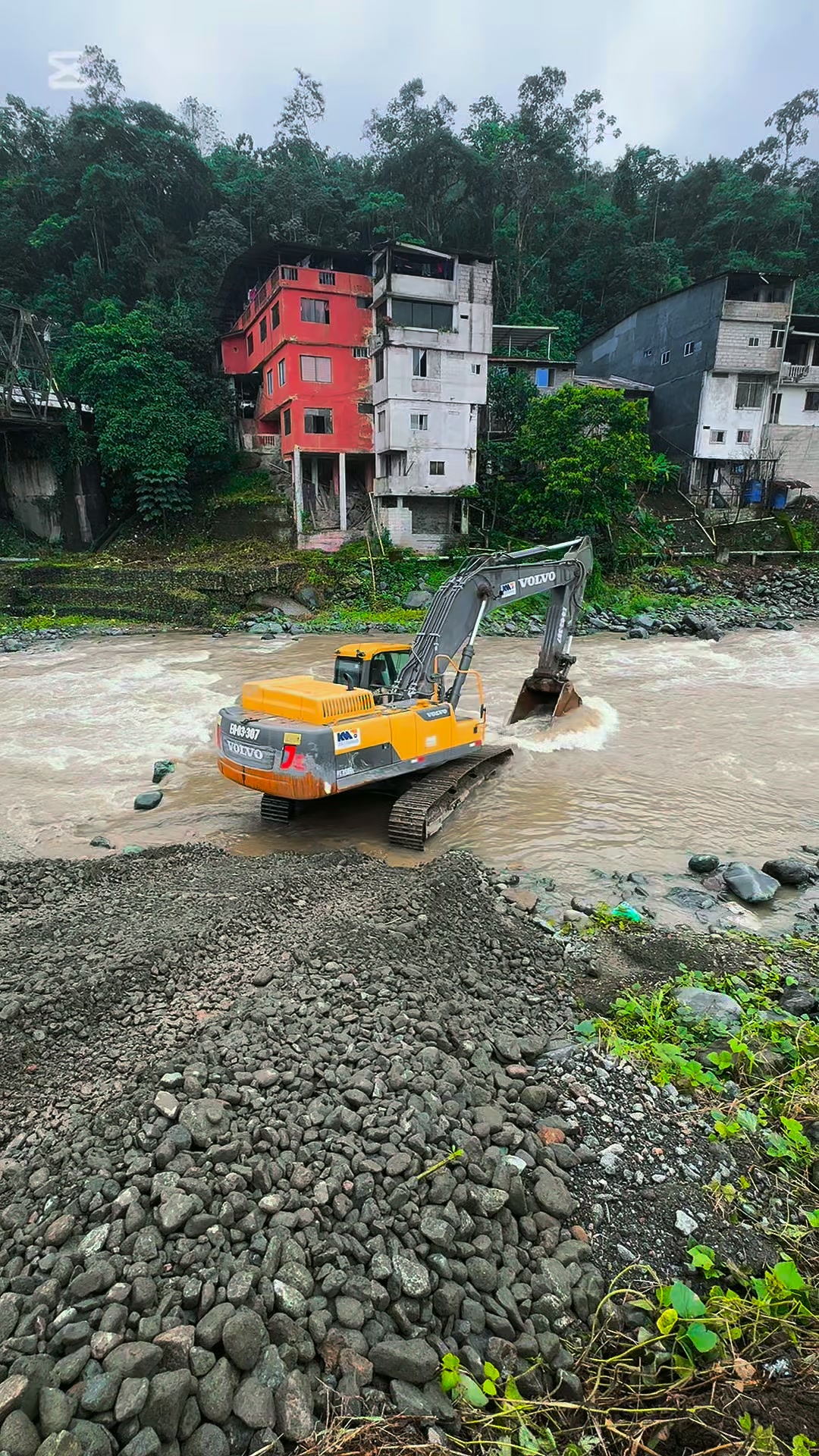 GAD de Bucay avanza en obras de encauzamiento y muros en La Puntilla para la temporada invernal