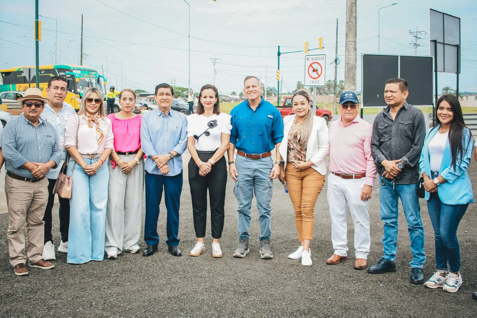 Entregan distribuidor La Pera y ampliación vial para conectar Daule con Salitre