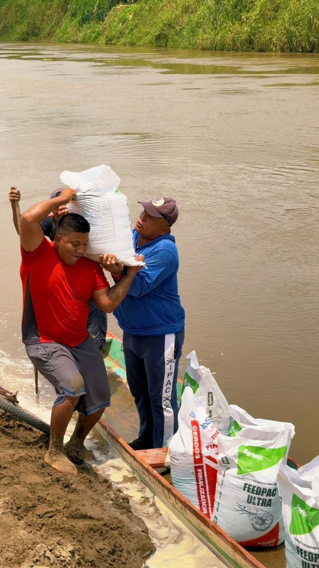 GAD Parroquial de Dos Esteros entrega materiales para mejorar el recreo escolar en Mastrantal