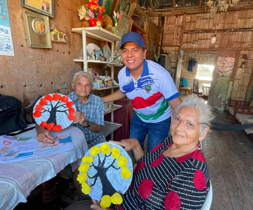 Adultos mayores de Puná desarrollan creatividad y autonomía con talleres de bonsai reciclado
