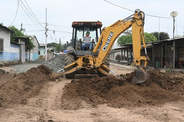 Inician obras de pavimentación y aceras en Cristóbal Colón, El Empalme