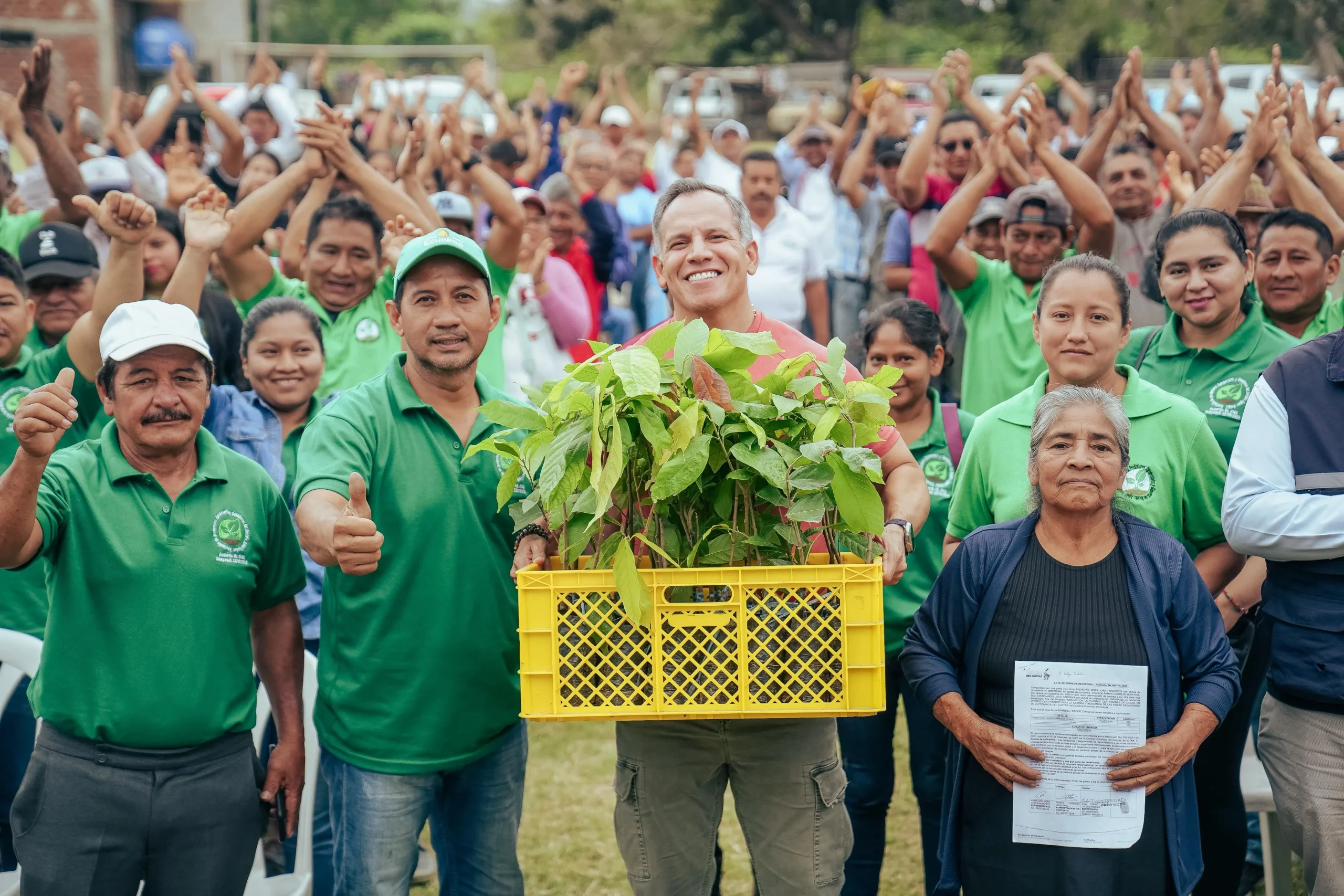 Prefectura del Guayas entrega 40 mil plantas de cacao a agricultores en Daular