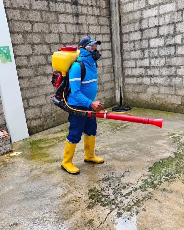 Fumigan CDI y colegio en San Jacinto para proteger a los niños