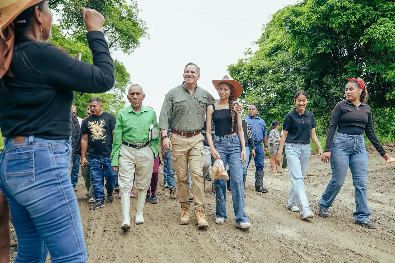 Reconformación vial en La Paz mejora el acceso a cuatro recintos de Santa Lucía