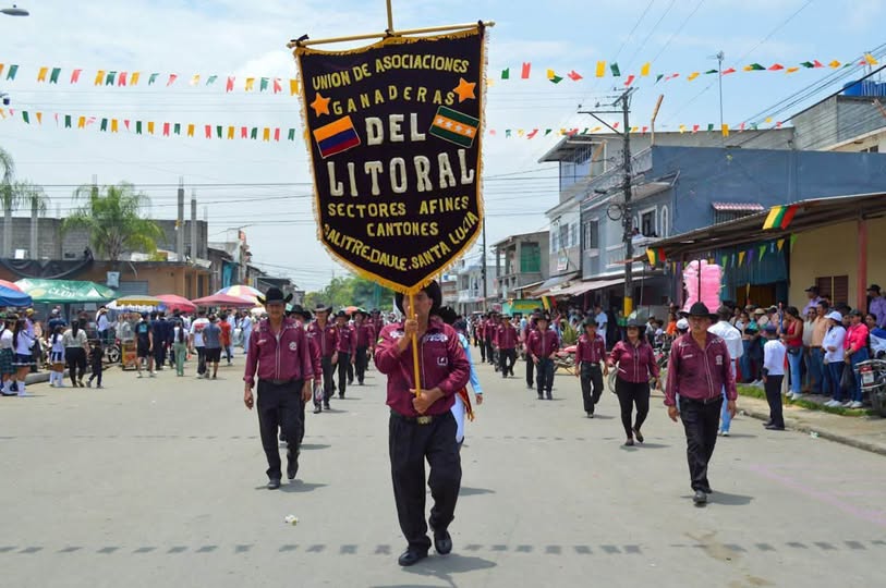 Desfile de La Victoria rinde homenaje a los vecinos de Ñauza