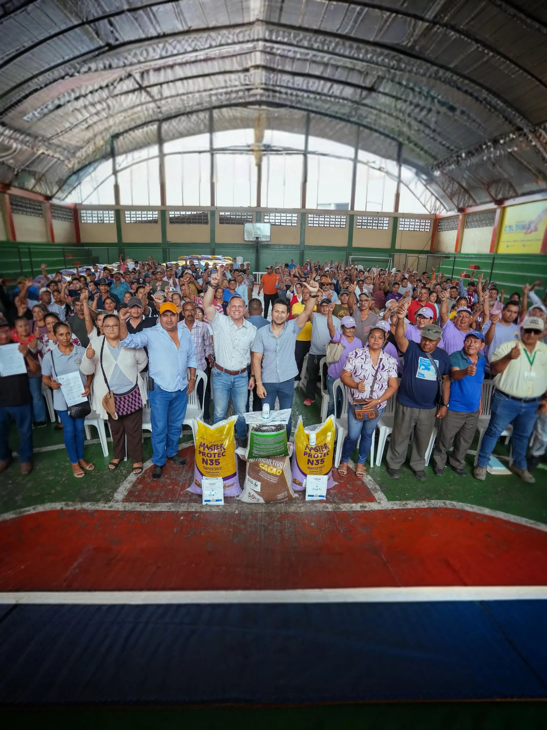 Prefectura del Guayas entrega insumos a 400 cacaoteros de Naranjito