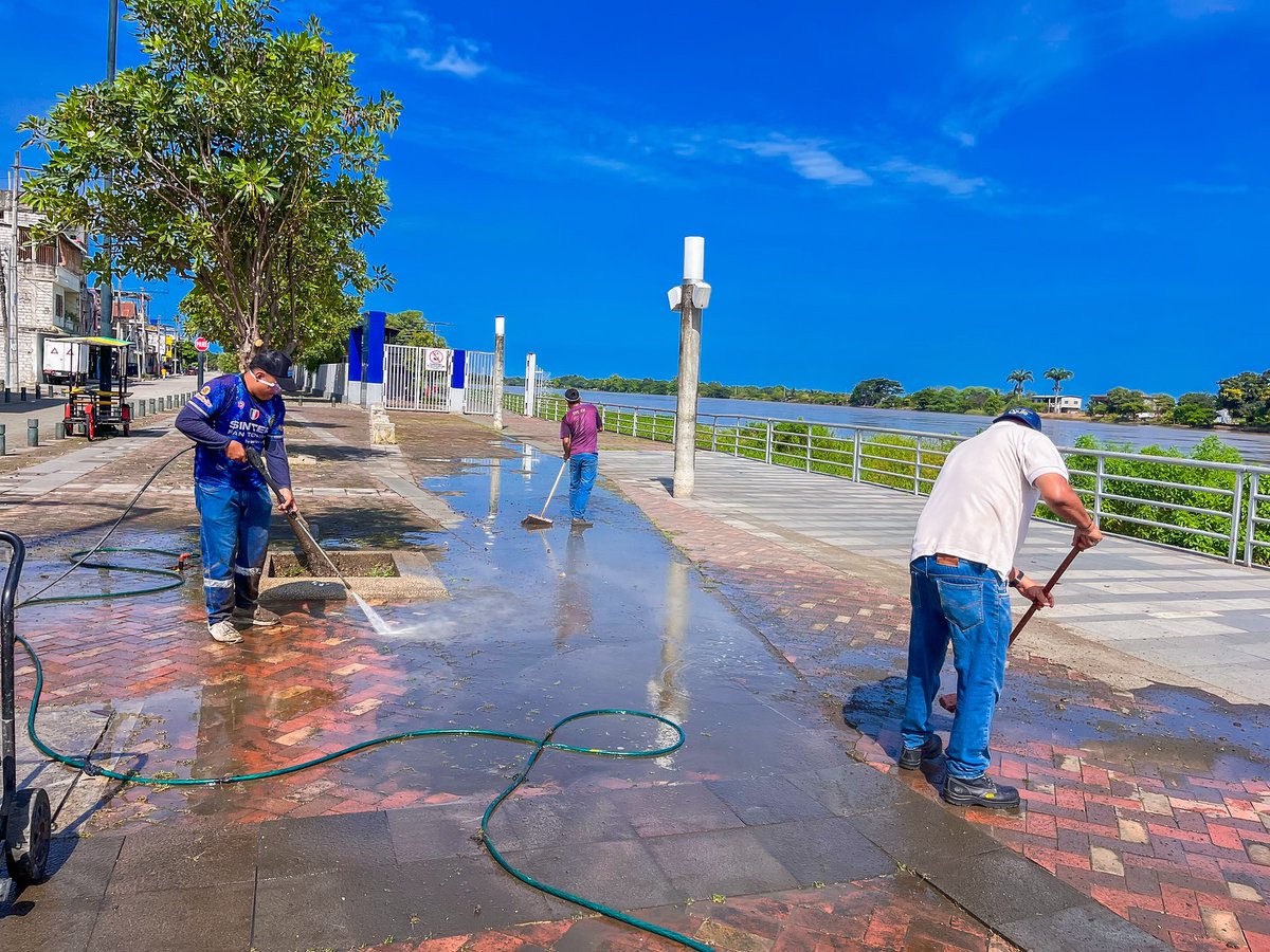 Personal municipal limpia malecón y muelle en Daule Cabecera
