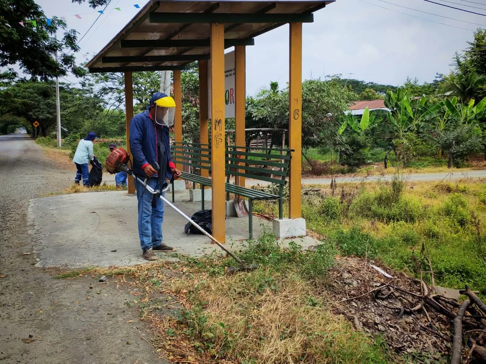 Minga comunitaria une a vecinos y Policía Comunitaria para mejorar Monte de Abajo