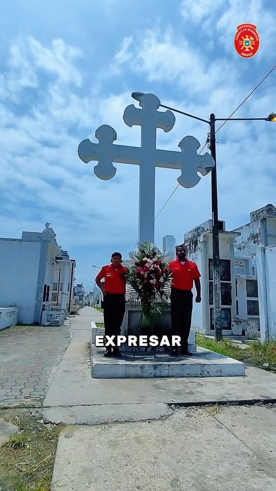 Bomberos de Daule rinden homenaje a los caídos con romería en el Cementerio General