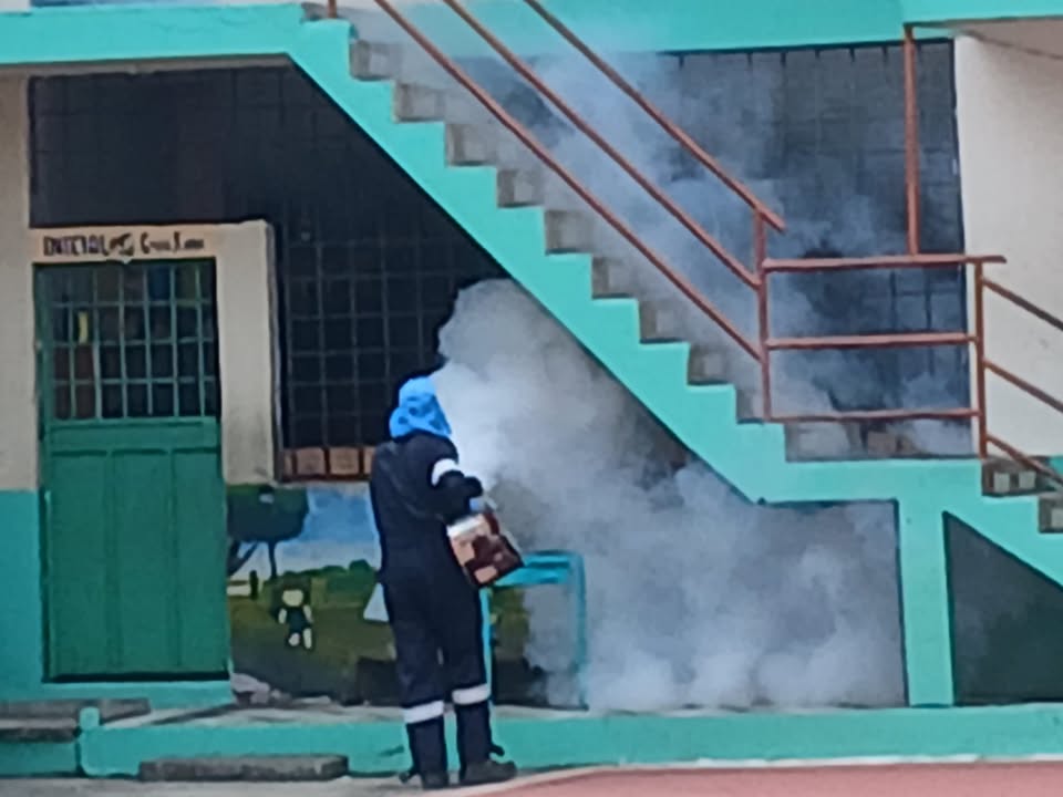 Alcaldía de Balzar y MSP fumigan Unidad Educativa Benigna Pareja para controlar vectores