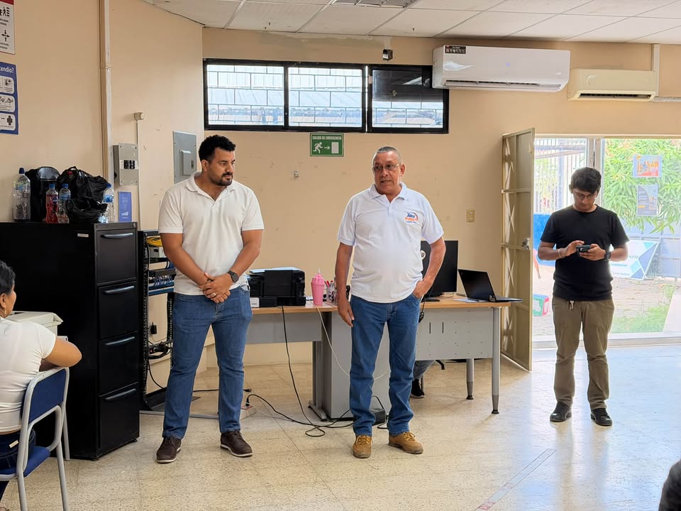 Taller de oficios digitales llega a General Vernaza con apoyo de la Cooperativa Jardín Azuayo