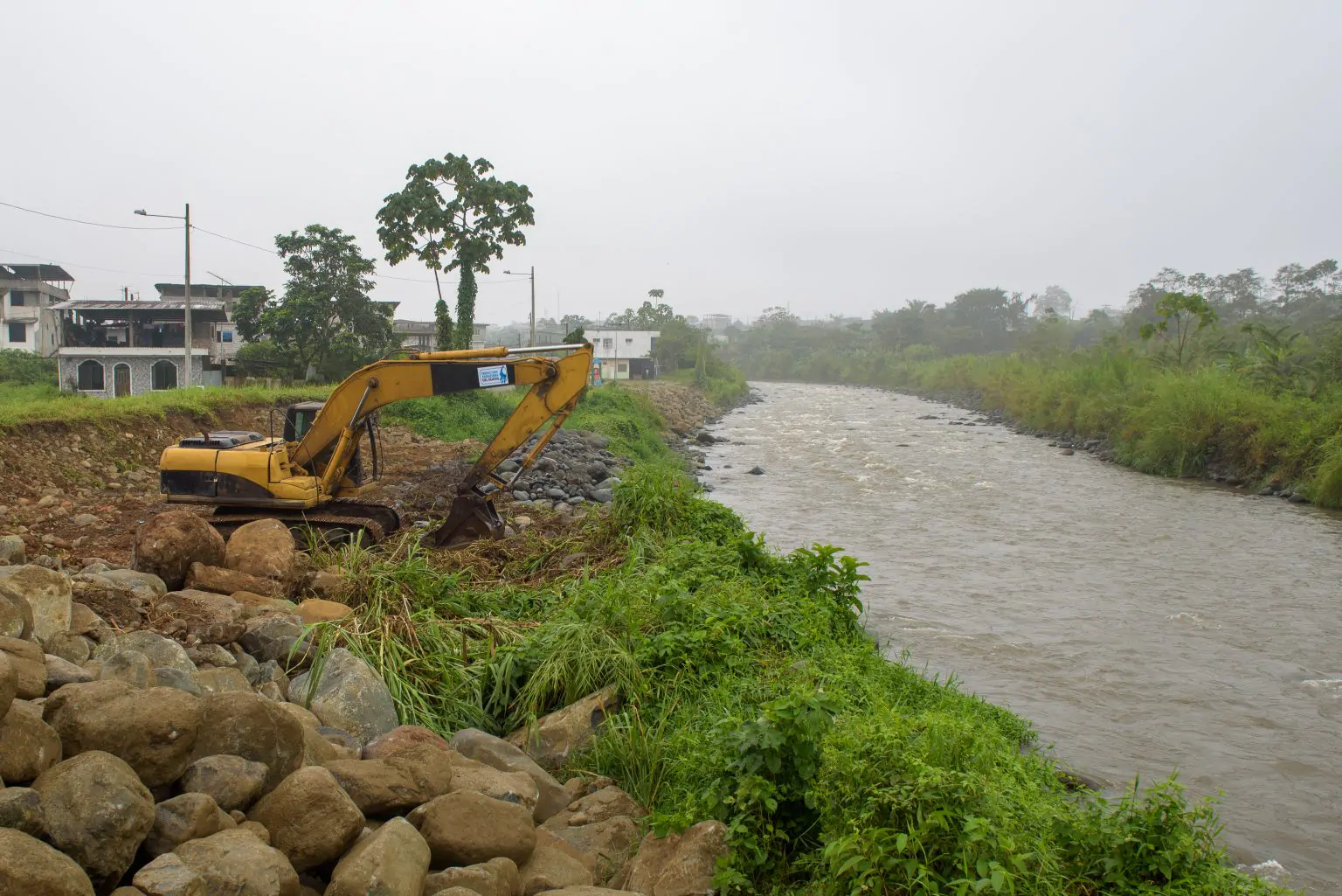 Casi termina el asfaltado de la vía Daule-Samborondón para prevenir inundaciones