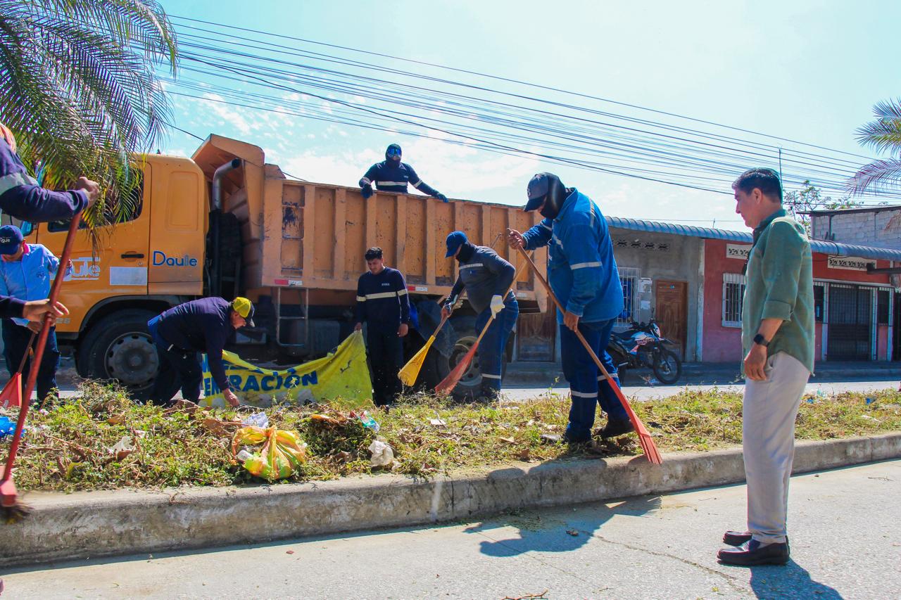 GAD Daule supervisa limpieza de aceras y jardineras; pide compromiso ciudadano