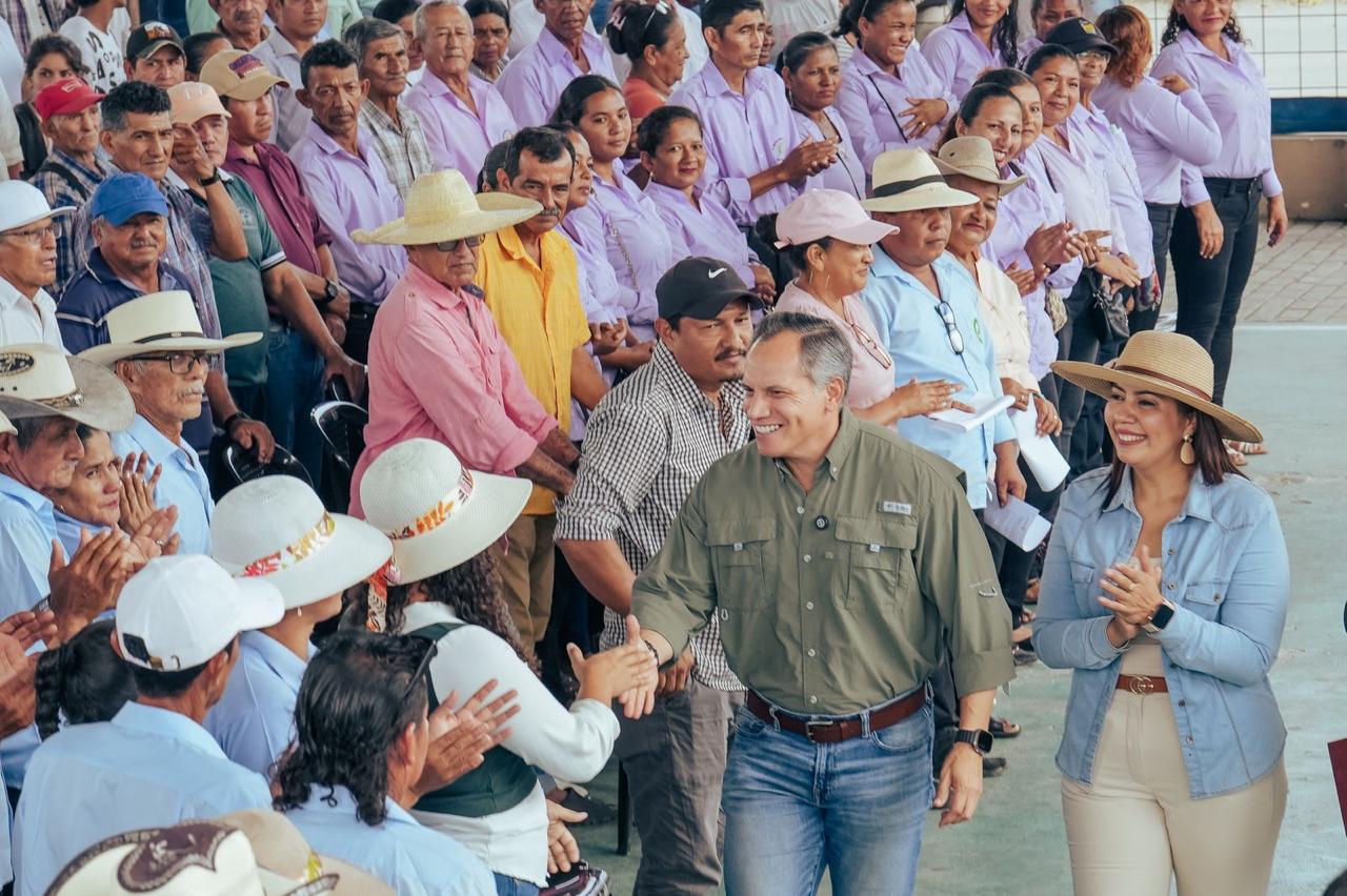 Prefectura del Guayas entrega insumos a 451 agricultores en La Victoria, Salitre