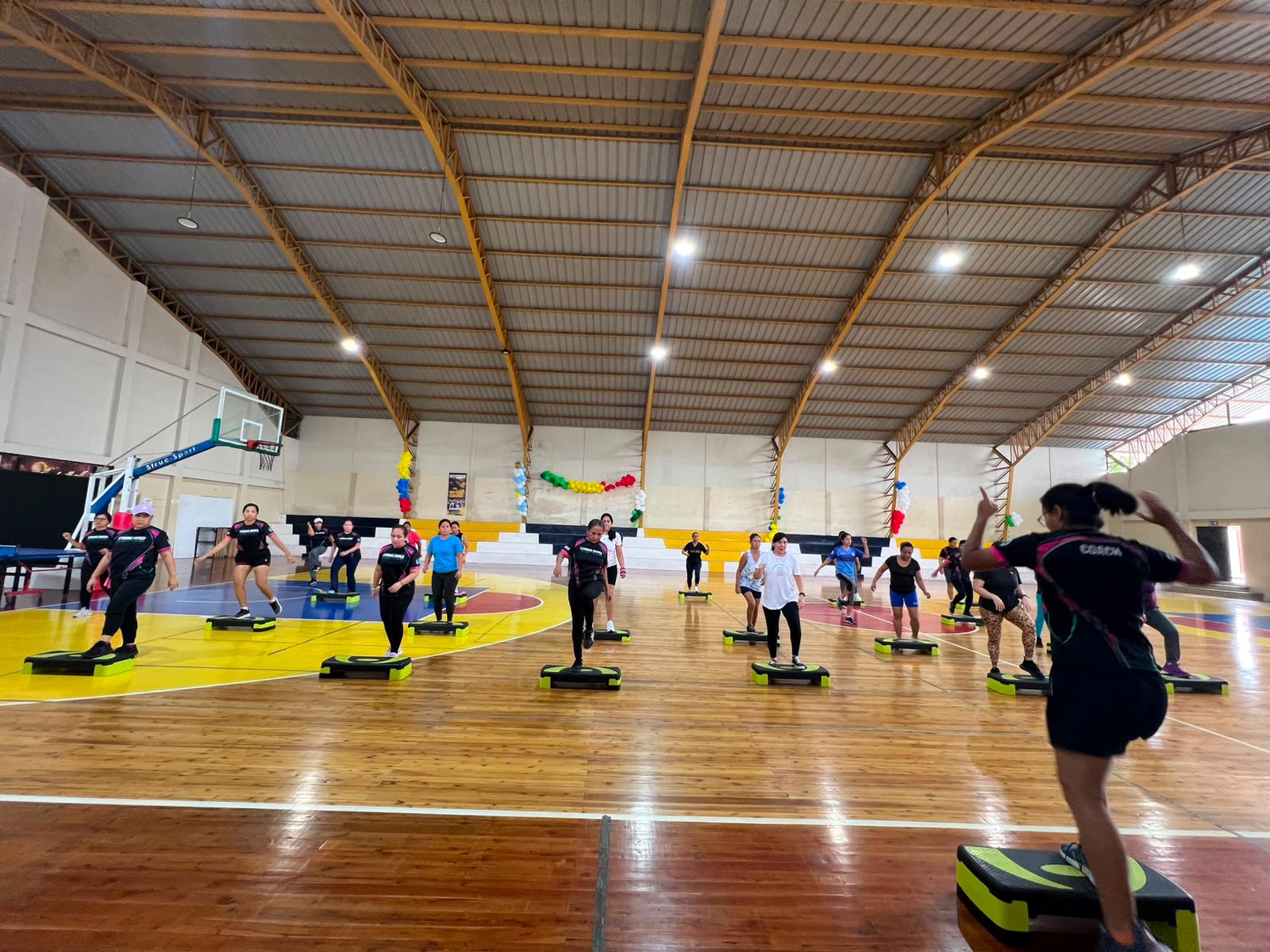Energía y movimiento llenaron el Polideportivo de La Aurora con taller de Step