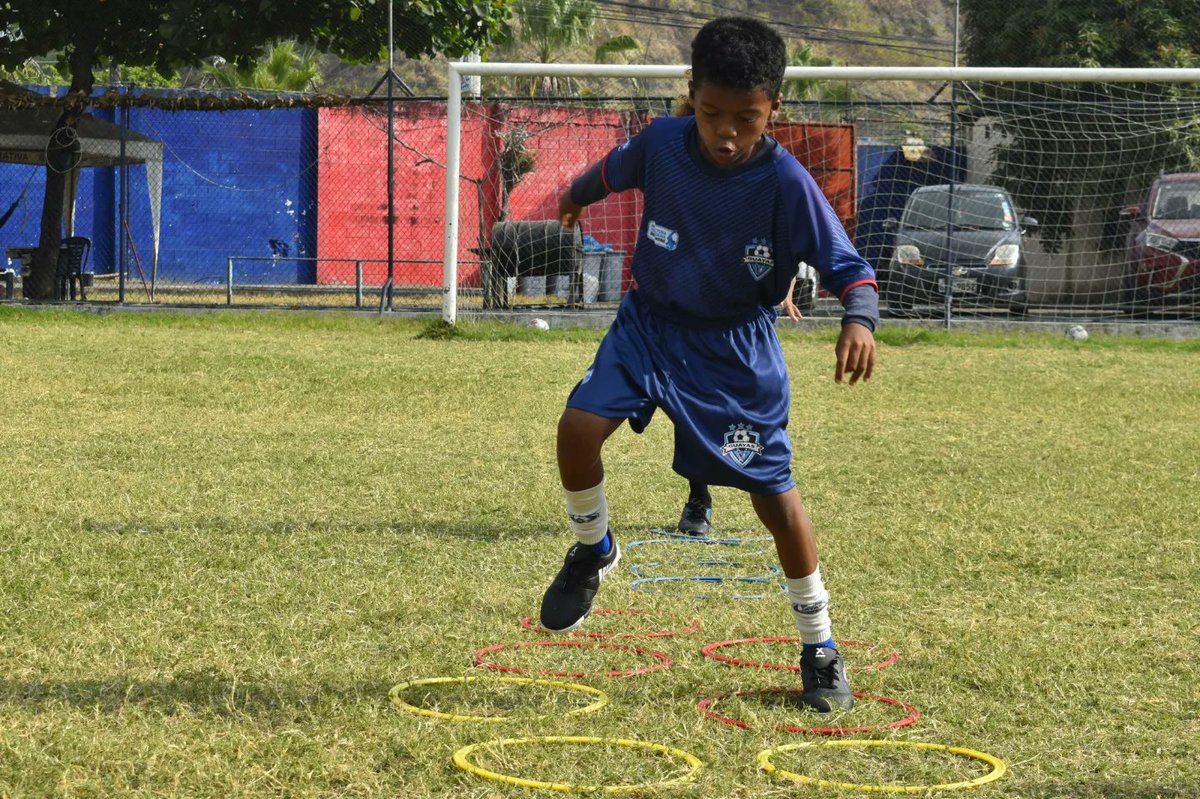 Escuelas de fútbol en Durán fortalecen destrezas deportivas en el estadio Pablo Sandiford