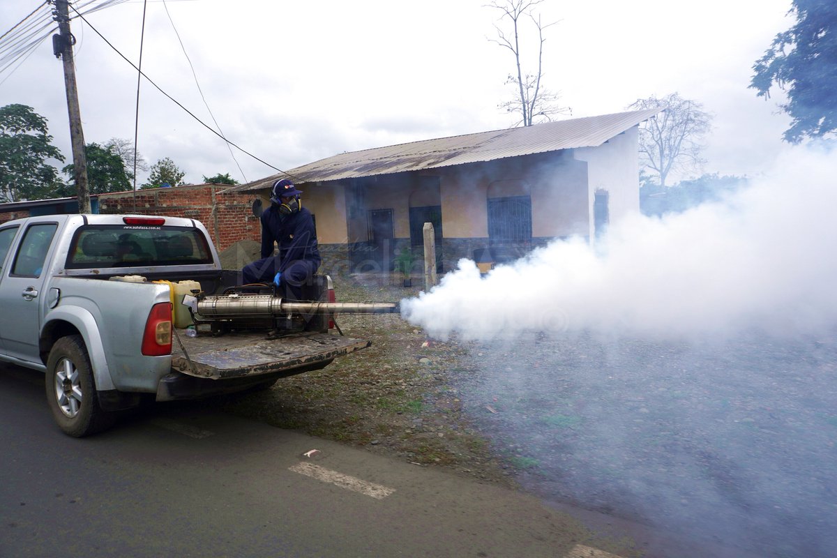 Brigada de fumigación contra dengue en La Isla, Coronel Marcelino Maridueña
