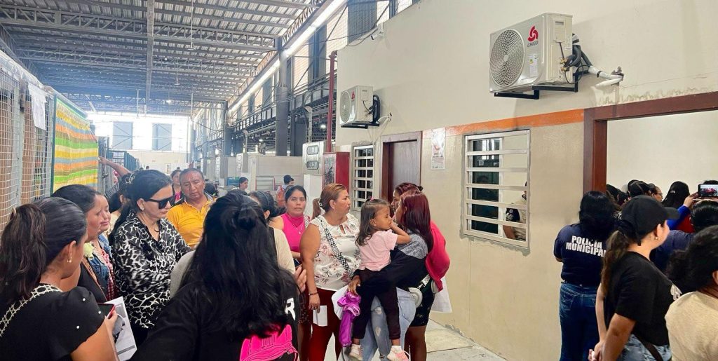 Mujeres emprendedoras de Naranjito acceden al Crédito Violeta en el Mercado Municipal