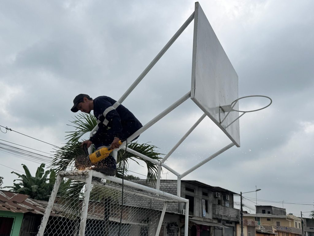 Alcaldía de Naranjito reparó cancha en San Elías