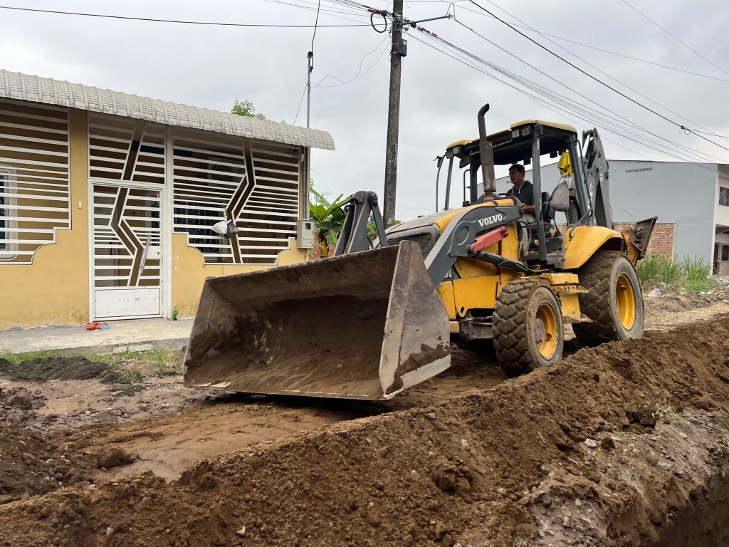 Instalan tuberías para mejorar el agua en Nuevo Naranjito