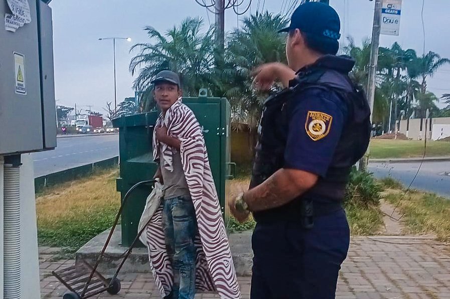 Operativo en el puente peatonal de La Joya desaloja a personas que dormían