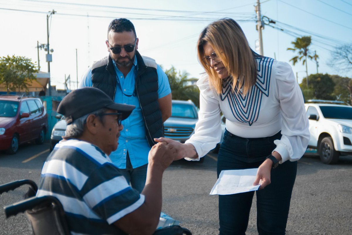 Municipio entrega nueva silla de ruedas a Carlos Lozano en Durán