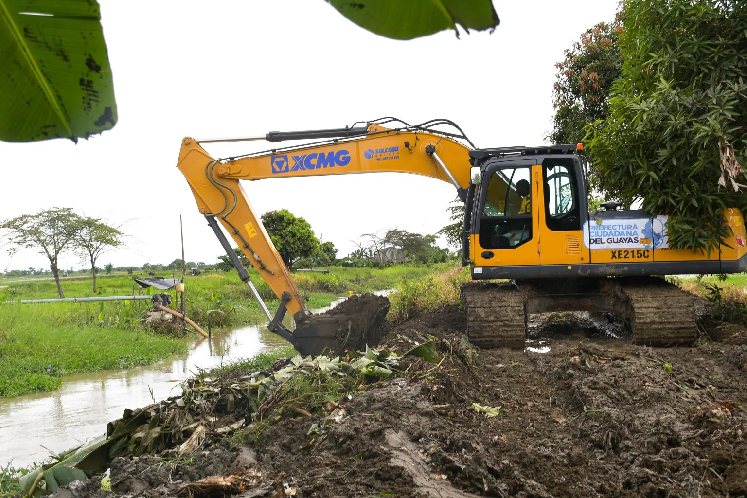 Prefectura del Guayas movilizó maquinaria para reparar socavón en Salitre