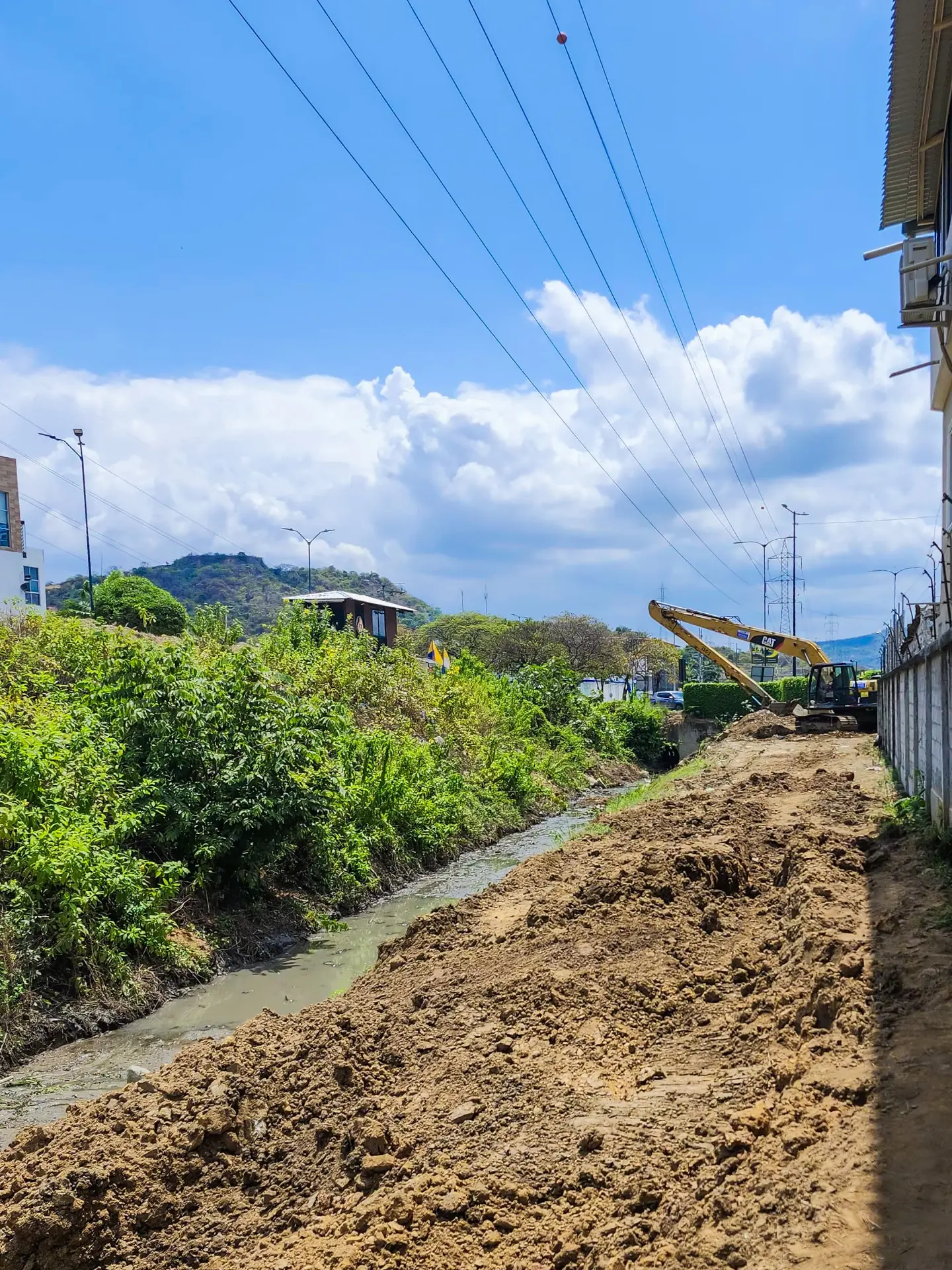 Alcaldía de Daule limpia canal en La Joya para prevenir inundaciones por El Niño