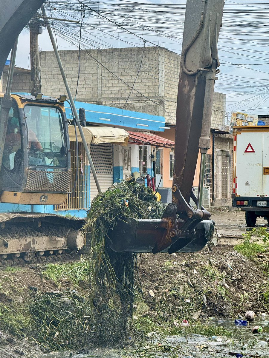 Municipio limpia canales en 5ta etapa de El Recreo para evitar inundaciones