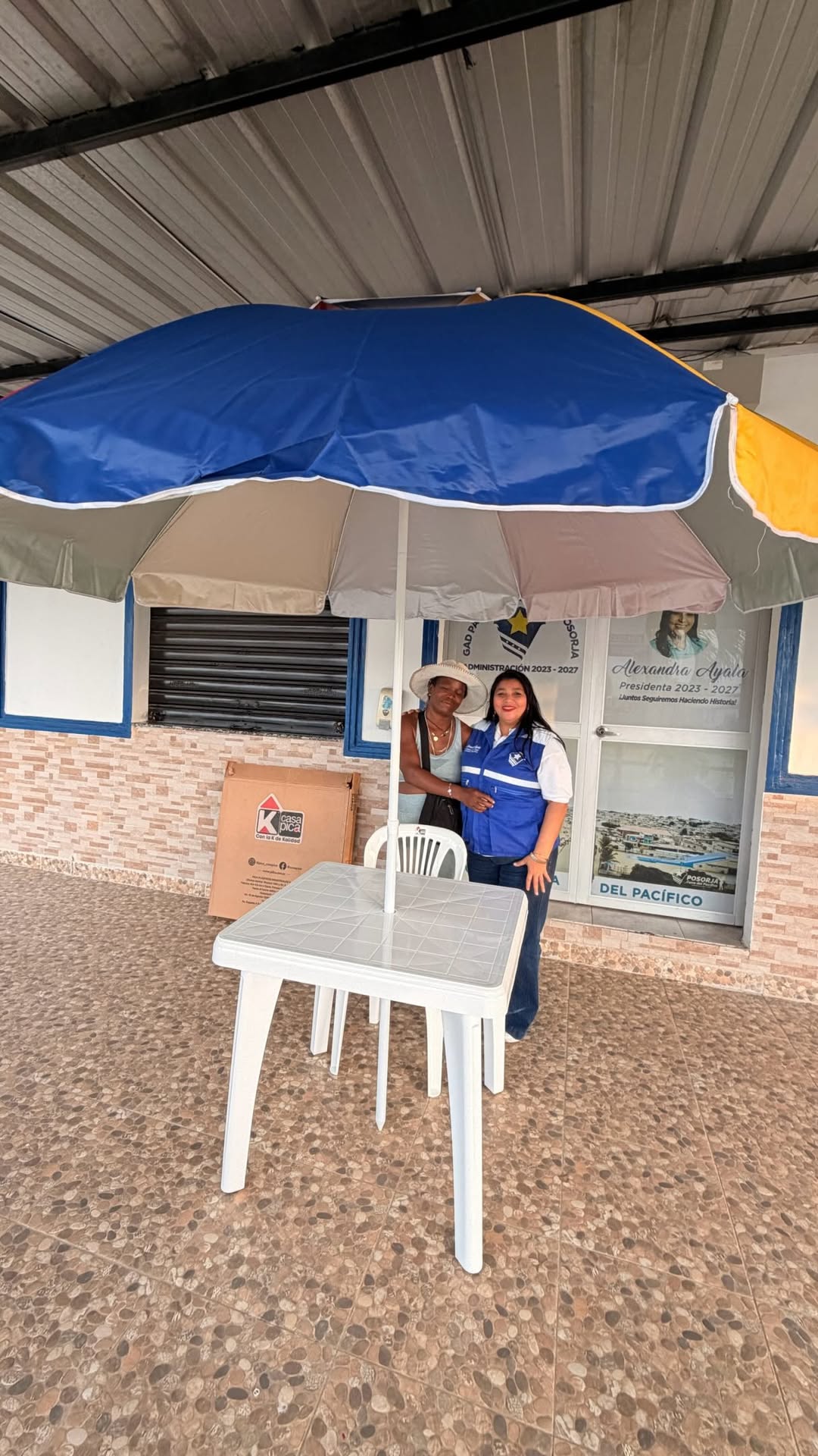 Autogestión de la presidenta del GAD Posorja entrega insumos a emprendedora local