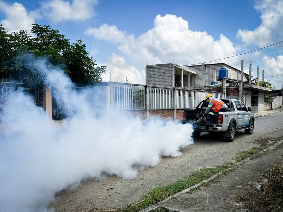 Fumigan 14 sectores de Balzar para controlar mosquitos y proteger la salud