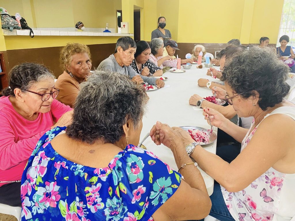 Almuerzo con adultos mayores en Naranjito refuerza lazos comunitarios