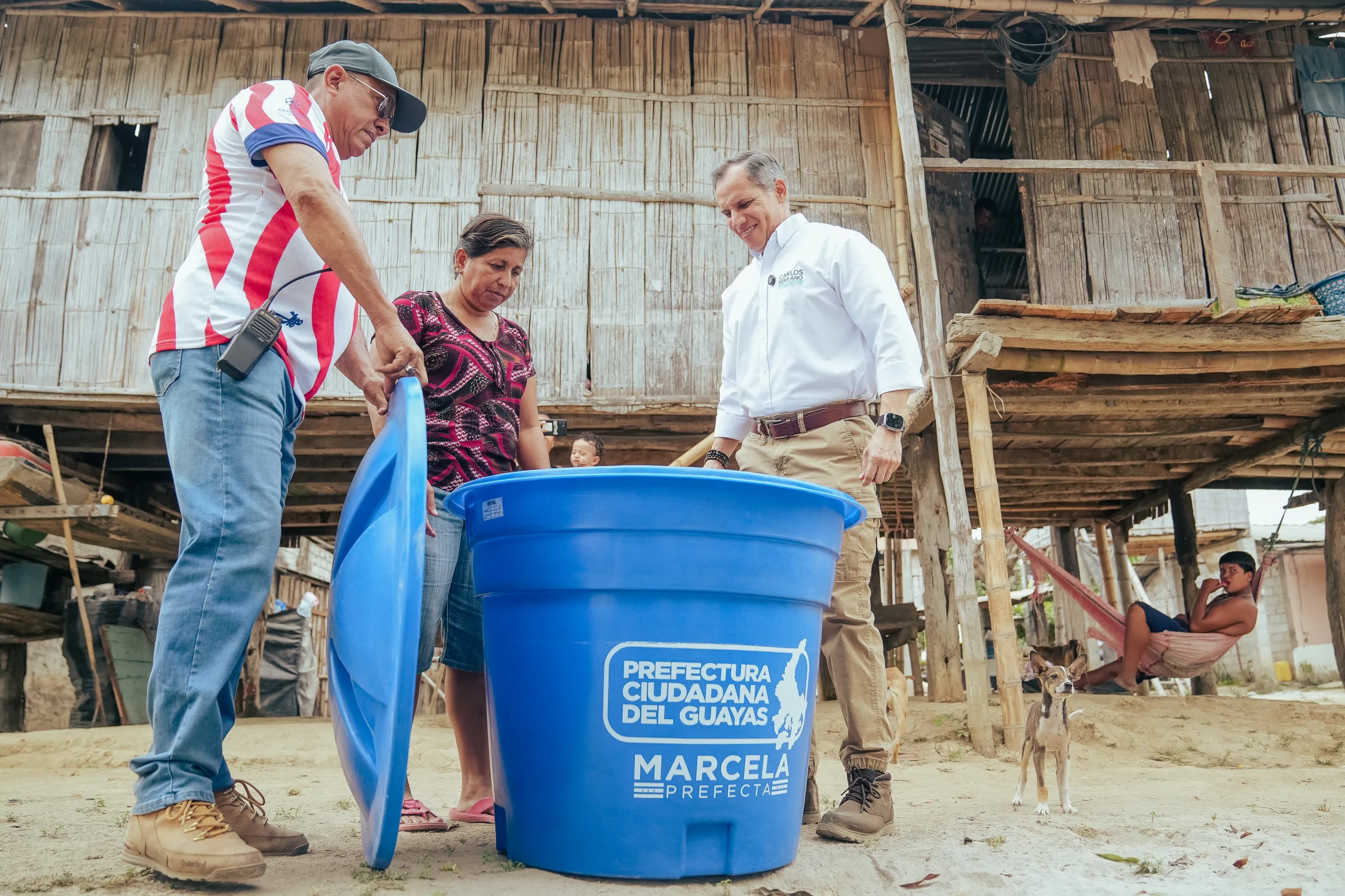 Prefectura del Guayas entrega 50 kits de agua segura en Mastrantal, Salitre