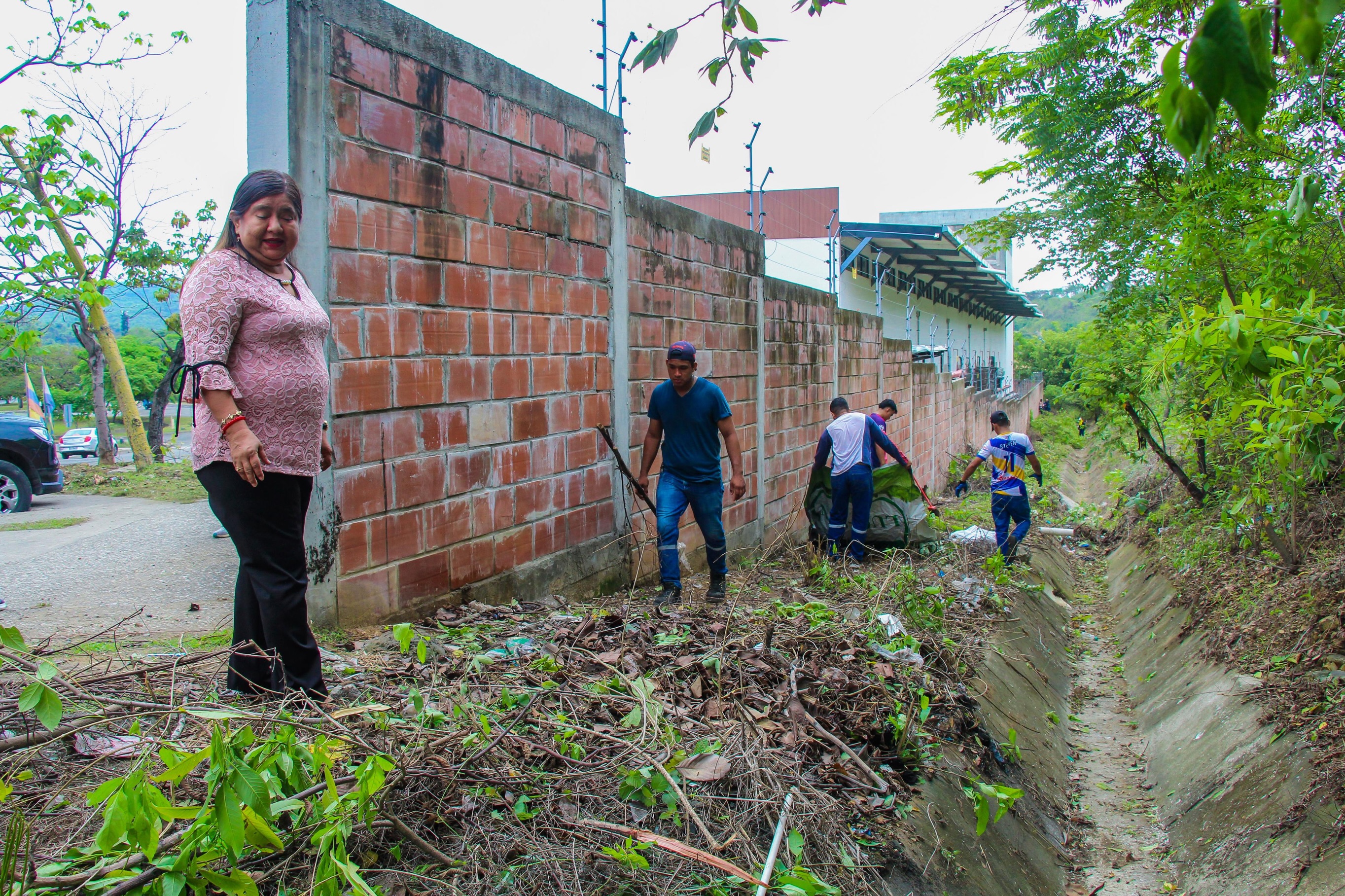 Municipio de Daule limpia cunetas en Villa del Rey para evitar anegamientos por lluvias