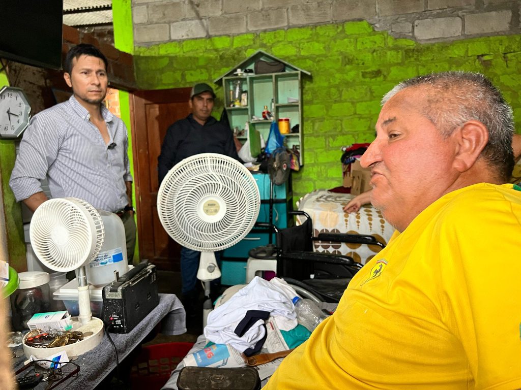 Alcaldía de Naranjito entrega sillas de ruedas para mejorar movilidad