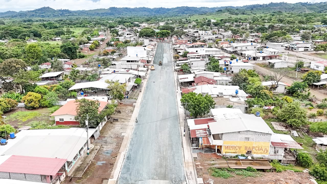 Pedro Carbo: Avanza el asfaltado en Valle de la Virgen con base Clase 1