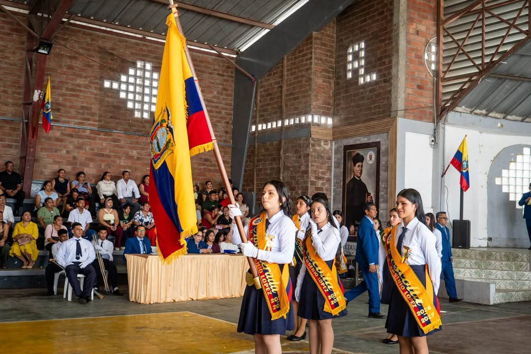 Alcaldesa de Simón Bolívar presenció juramento a la bandera en colegio local