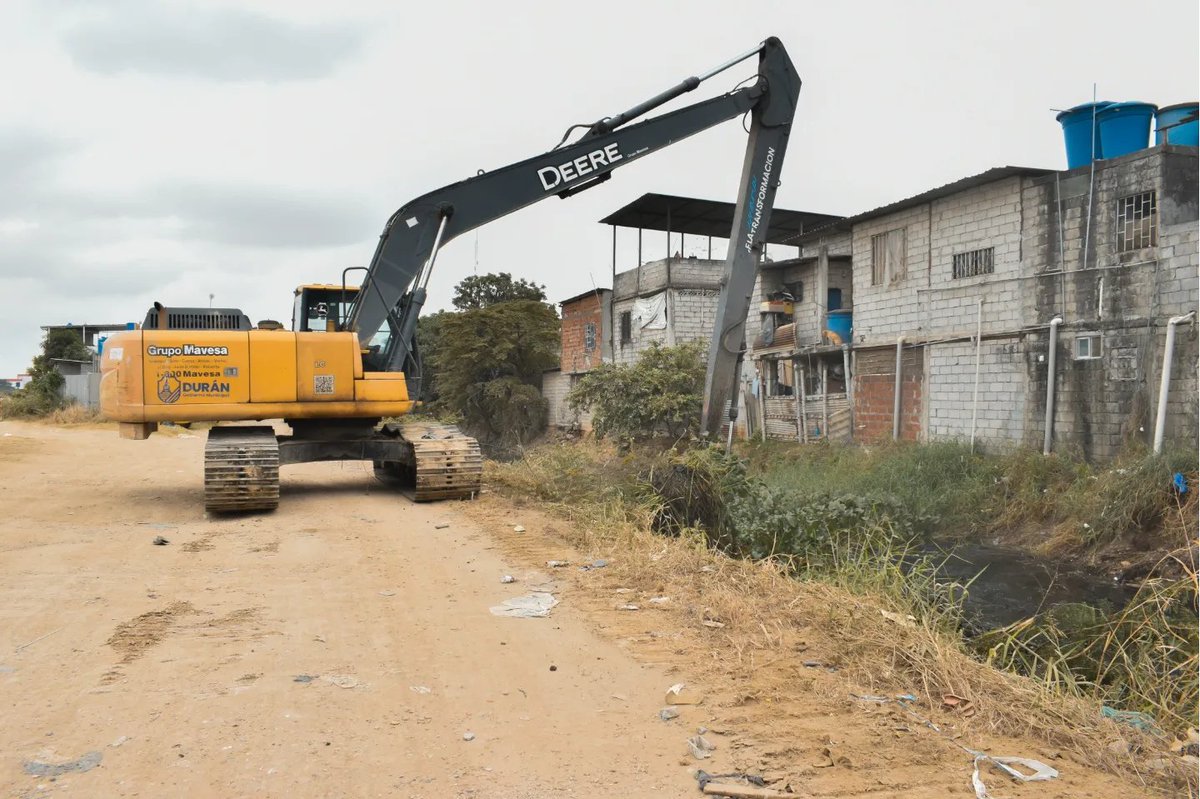 Desazolve del canal Coop. Pantanal en Durán retira sedimentos y lechuguines