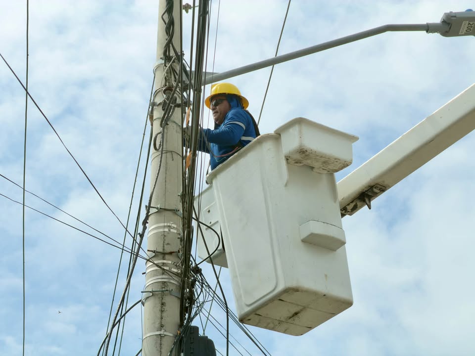 CNEL ilumina calle Santa Rosa en Colimes para mejorar seguridad vecinal