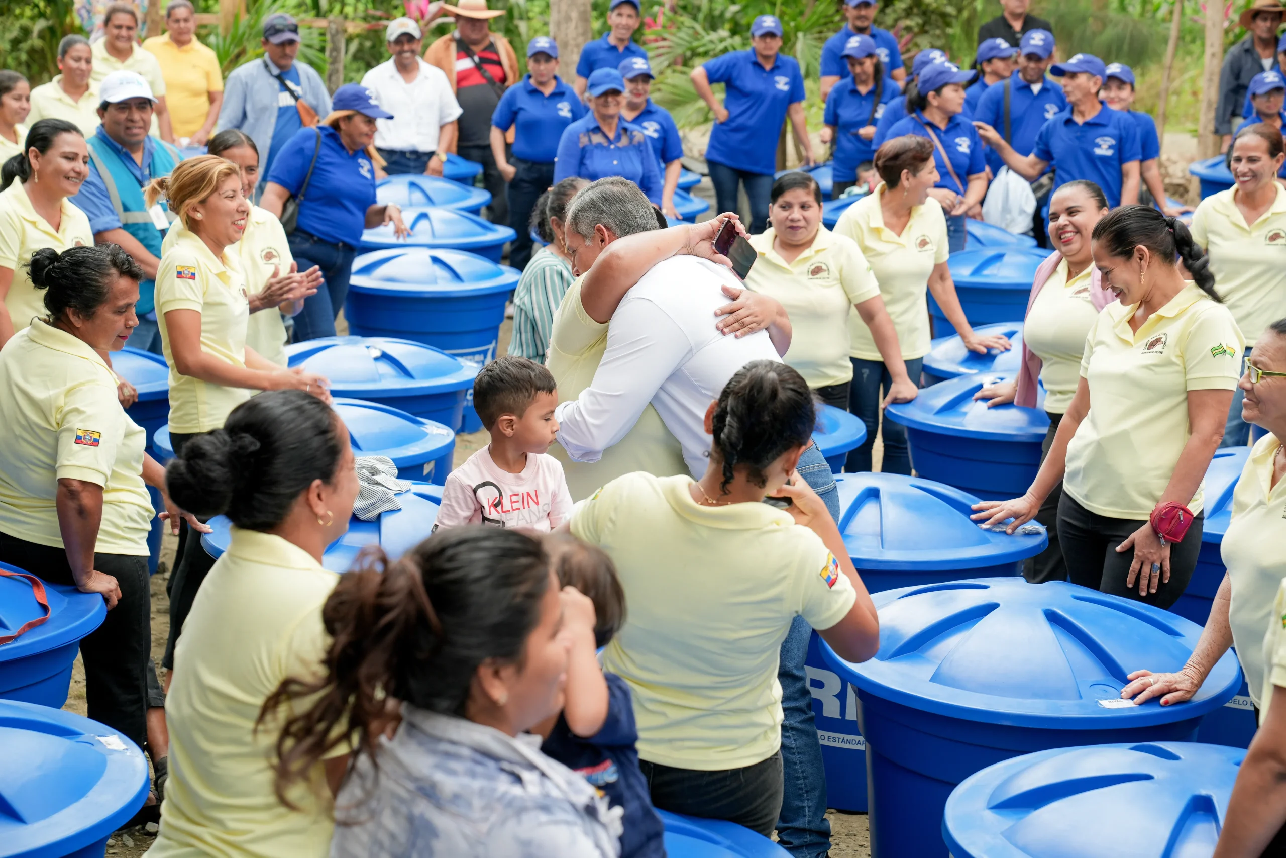 Prefectura del Guayas entrega 78 tanques para agua segura en Samborondón