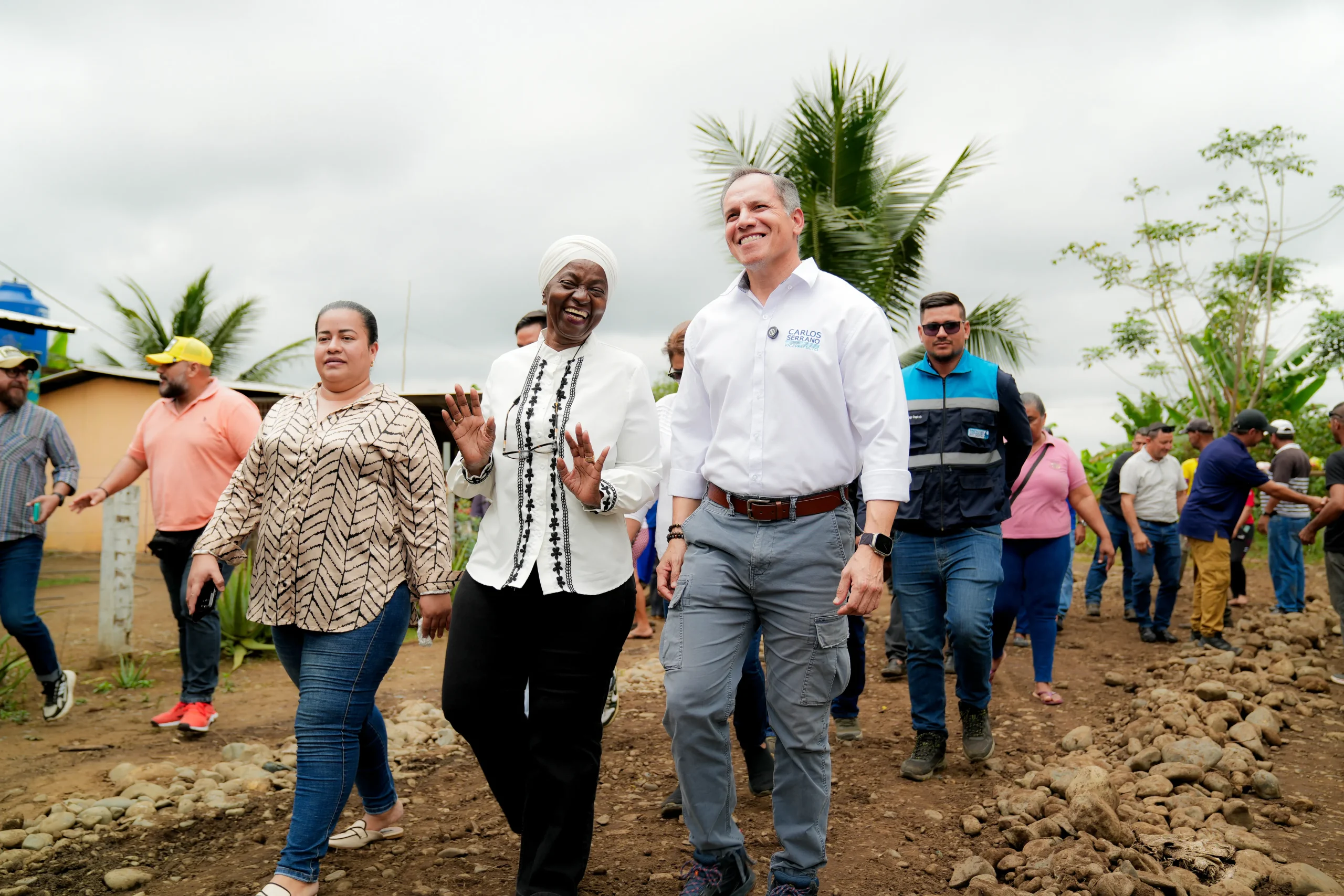 Vía rural en El Guayabo avanza con compactación para mejorar el transporte agrícola
