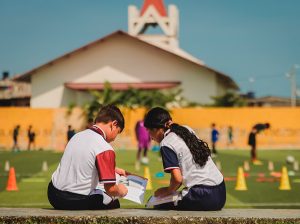 82 mil estudiantes de Guayaquil reciben libros gratuitos para el 2025