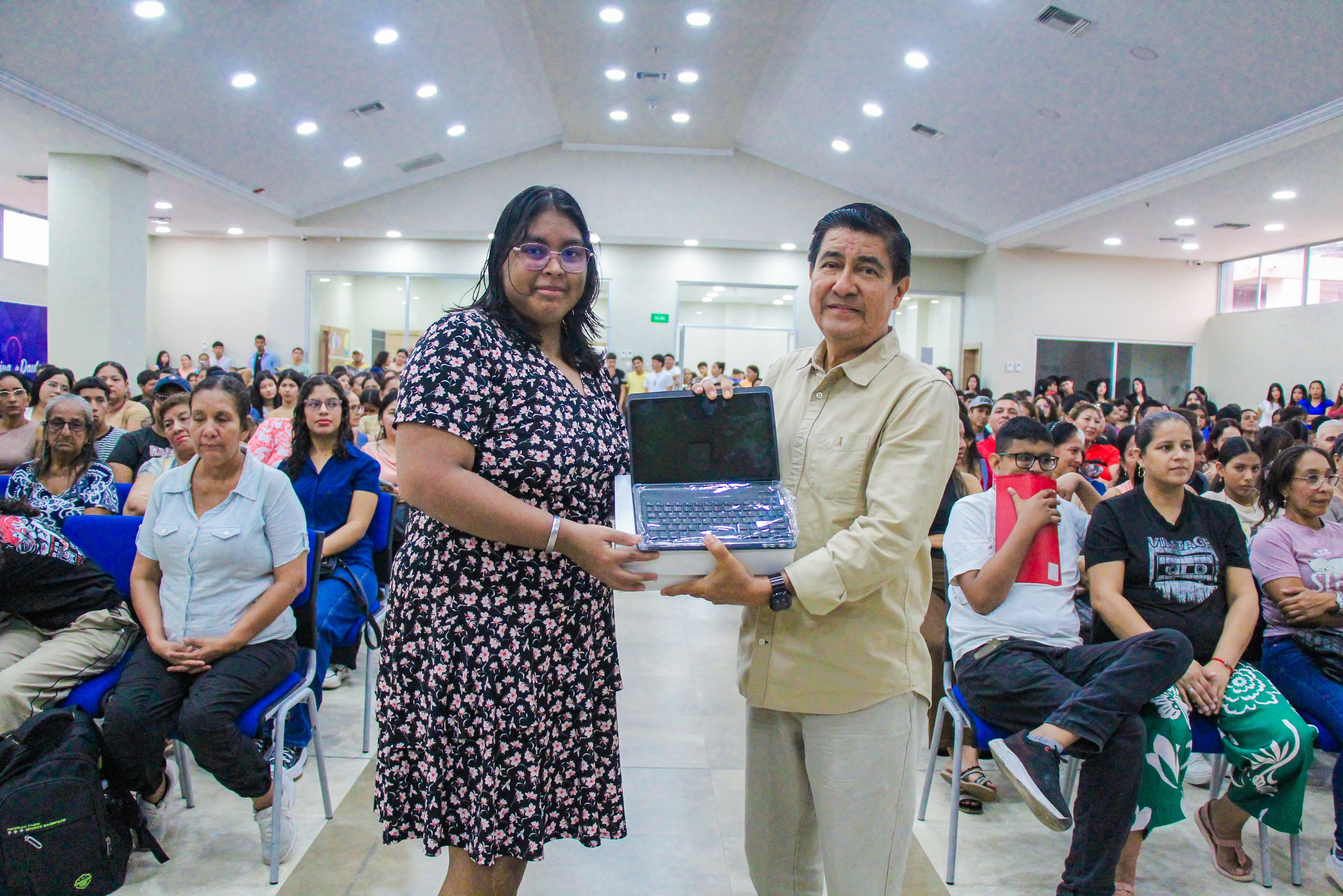 Entrega de tablets a bachilleres de Daule busca impulsar formación digital